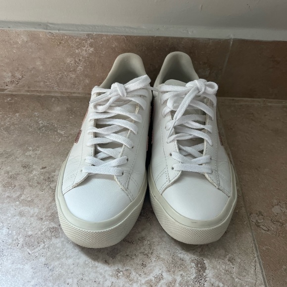 Veja leather lace up sneaker size 36 but I am a size 7 and fits perfectly. - Picture 2 of 6